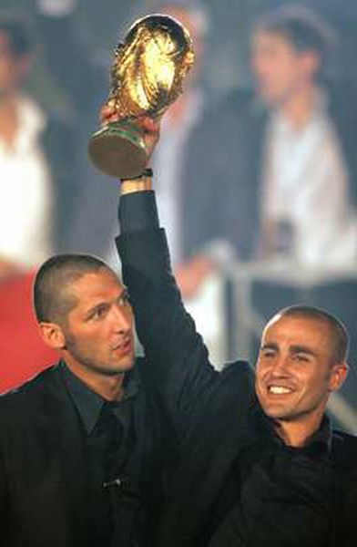 Mondiale 2006 (253).jpg - Italian national soccer captain Fabio Cannavaro (R) lifts the World Cup trophy as he celebrates with team mate Marco Materazzi during their World Cup 2006 victory celebration at Circus Maximus in Rome July 10, 2006.   REUTERS/Max Rossi  (ITALY)